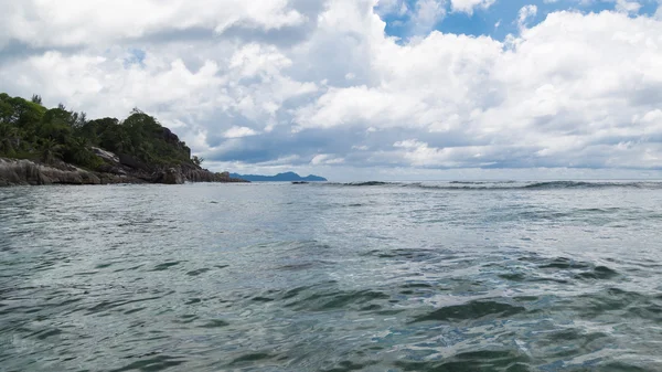 Onde rotolate sulla riva, Seychelles — Foto Stock