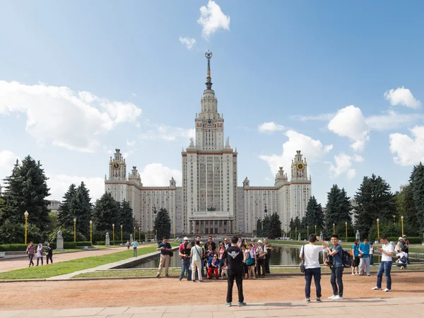 Turisté na Moskevské státní univerzitě, Rusko — Stock fotografie