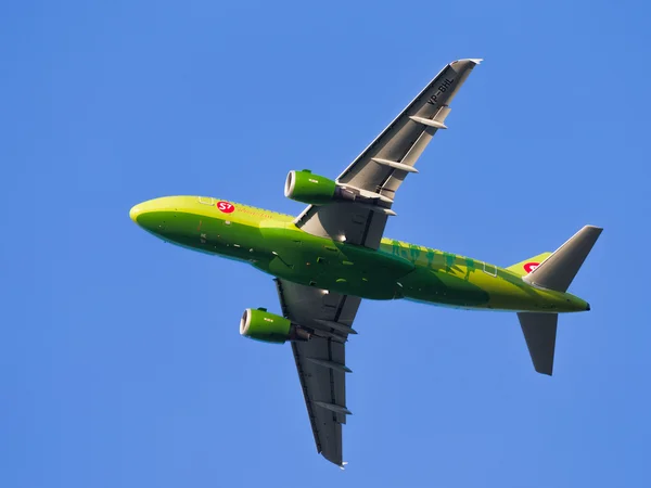 Aereo di linea verde Airbus A319-114 S7 Airlines — Foto Stock