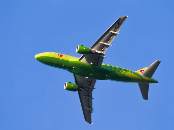 Yeşil yolcu uçağı Airbus A319-114 S7 Airlines