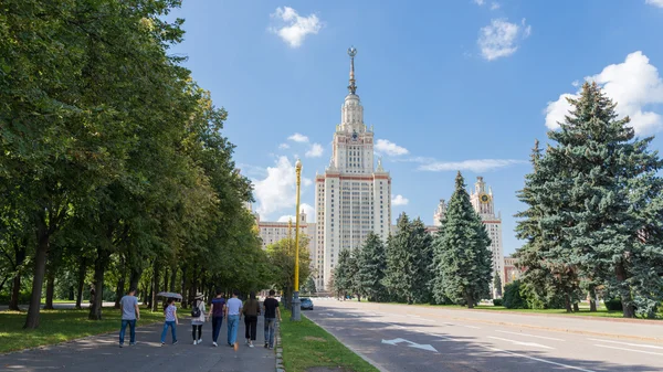 Students go to the University on the Sparrow Hills — Stock Photo, Image