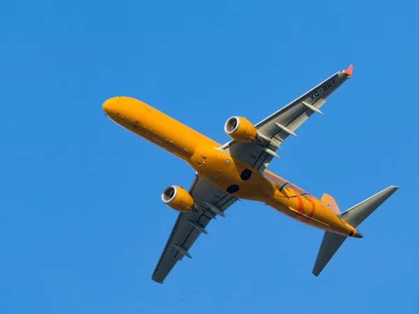 Sarı yolcu jet Embraer Erj-195sr Stok Resim