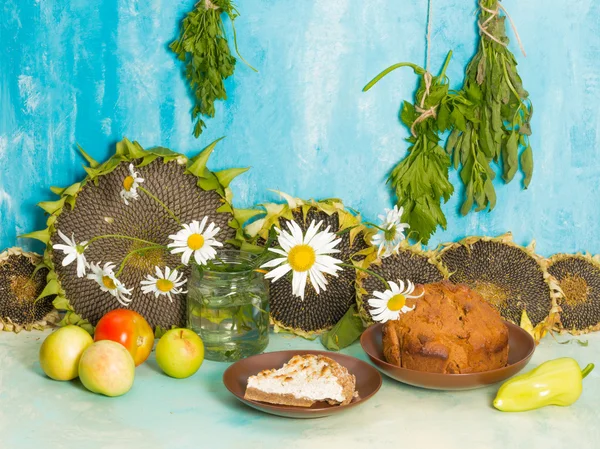 Still life with daisies and pastries — Stock Photo, Image