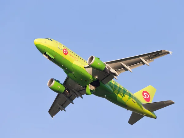Yolcu uçağı Airbus A319-114 S7 Airlines