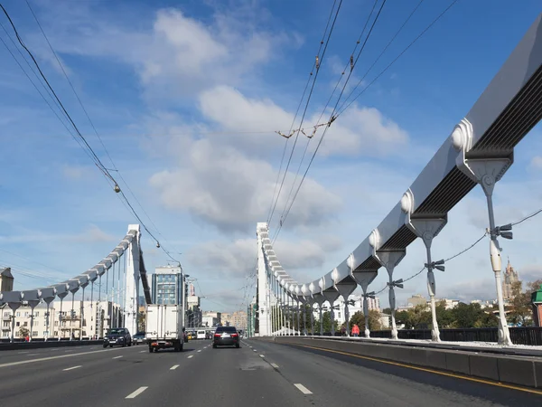 Coches que conducen por el puente de Crimea —  Fotos de Stock