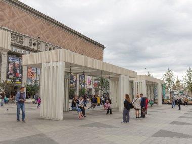 salıncakta sallanan insanlar