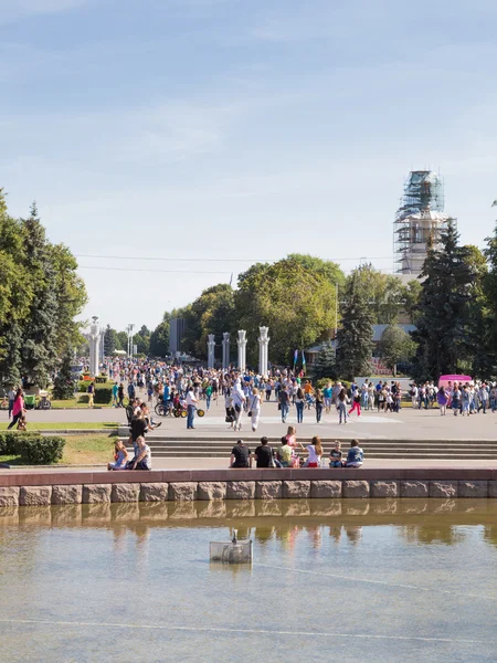 Folk går i en park i Moskva – stockfoto