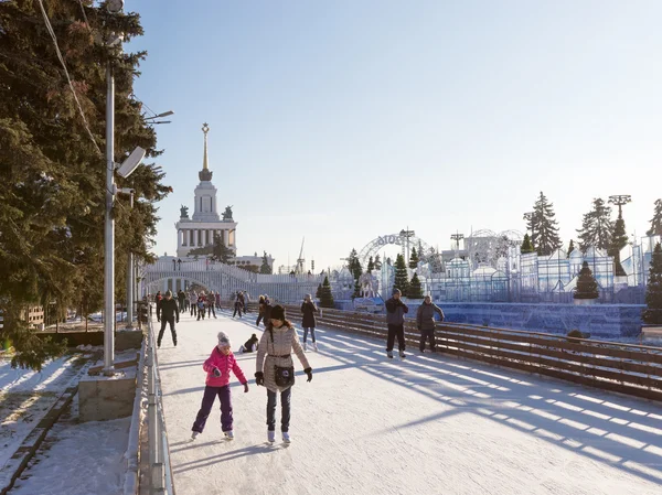 Schaatsen op de grote ijsbaan — Stockfoto