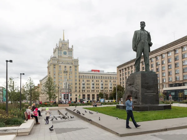 Люди на Маяковського пам'ятник — стокове фото