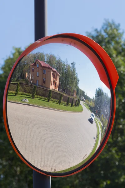 Återspeglas i en snedvridande spegel — Stockfoto