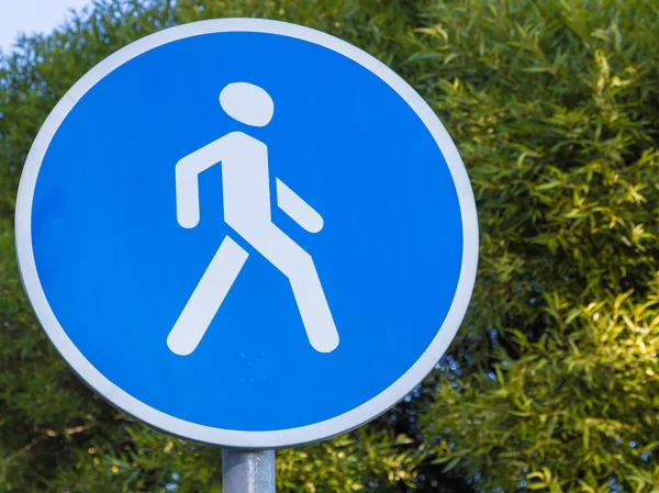 歩行者と道路標識 — ストック写真
