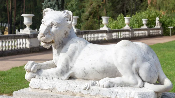 Мармурова скульптура лева — стокове фото