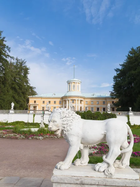 Sculpture of a lion and the palace — Stock Photo, Image