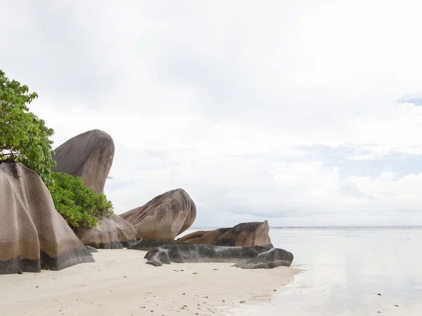 Pedras de granito e mar calmo — Fotografia de Stock