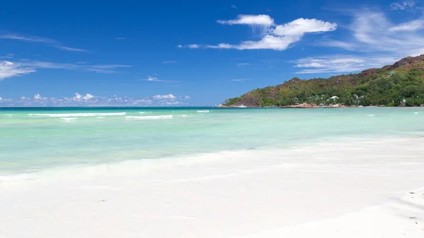 Praia com areia branca — Fotografia de Stock