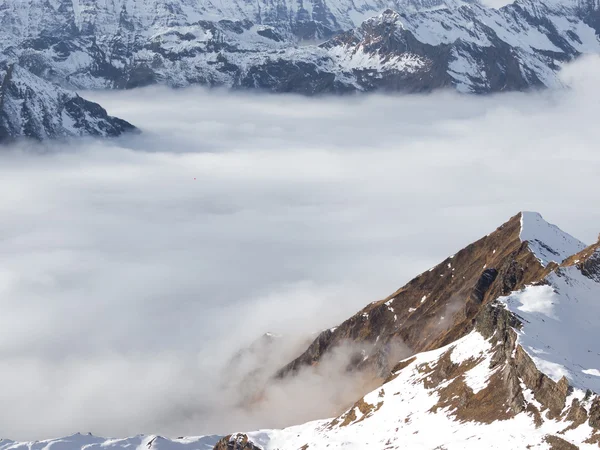 Nuages blancs dans les Alpes — Photo