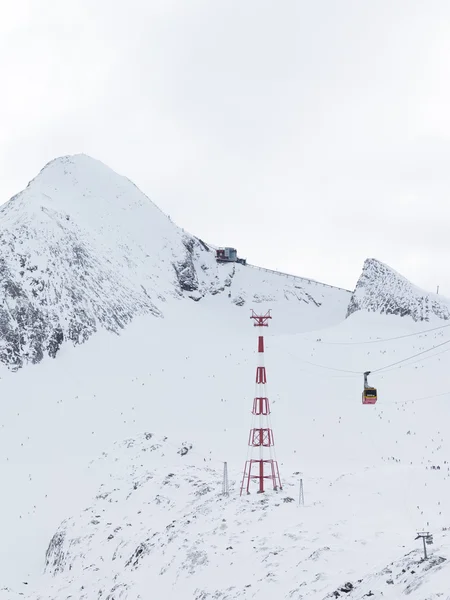 Les gens vont au ski de montagne — Photo