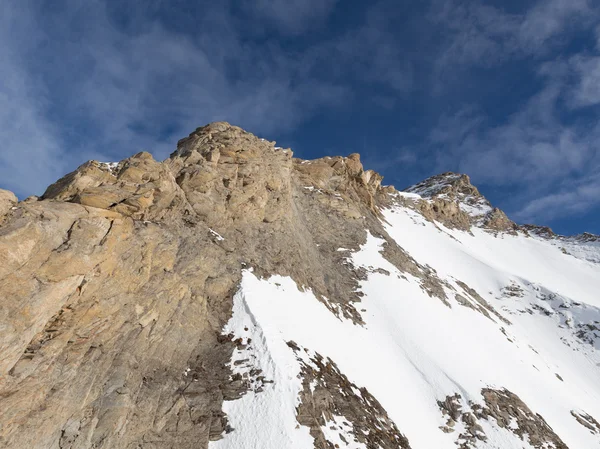 Höga berg med snö — Stockfoto