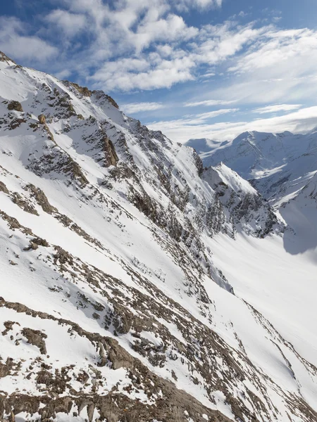 Hohe felsige Berge — Stockfoto