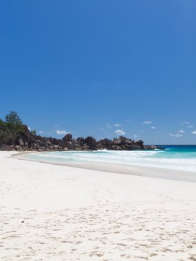 Büyük granit taşlar ile plaj