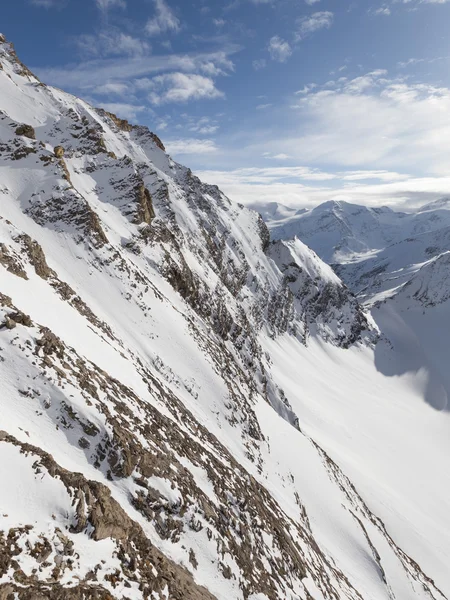 白い雪に覆われた山々 の峰 — ストック写真