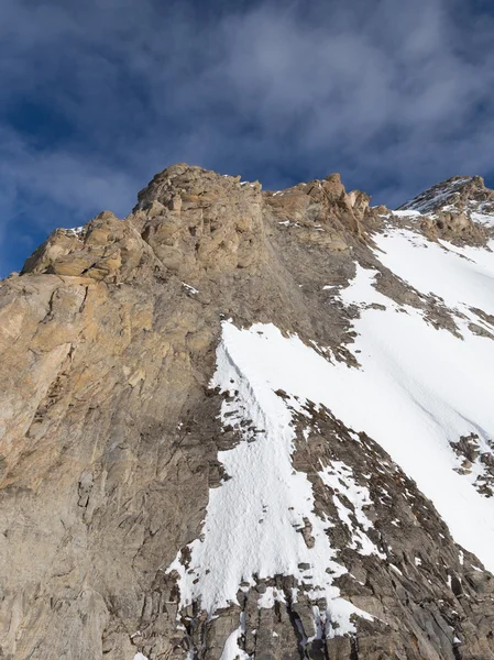 Poca neve sulle cime delle montagne — Foto Stock