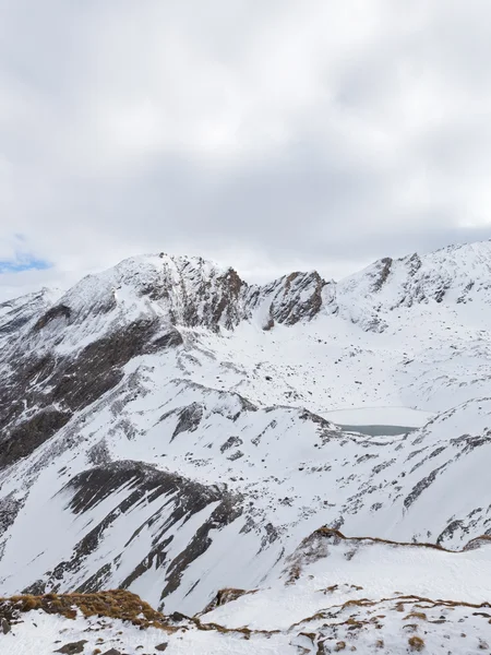 Lac de montagne recouvert de glace — Photo