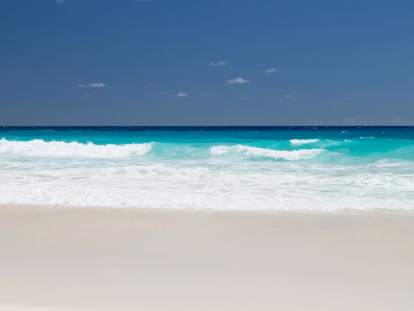 Belas ondas azul-turquesa — Fotografia de Stock