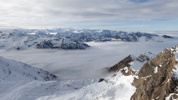 Besneeuwde bergtoppen — Stockfoto