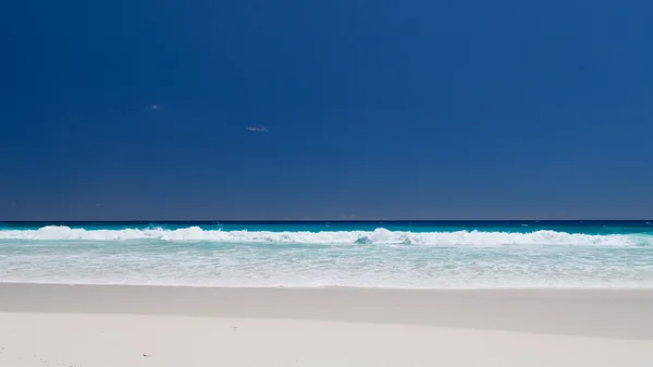 美しい青緑色の波 — ストック写真