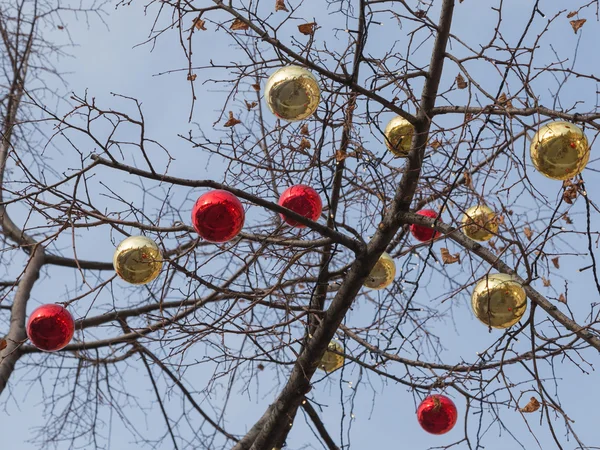 Julbollar på trädet — Stockfoto