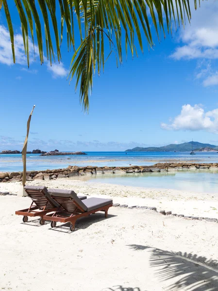 两个躺椅上美丽的海滩 — 图库照片