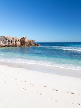 bir beyaz kum ayak izleri