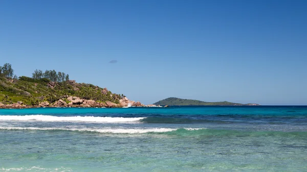 Vackra turkosa havet våg — Stockfoto