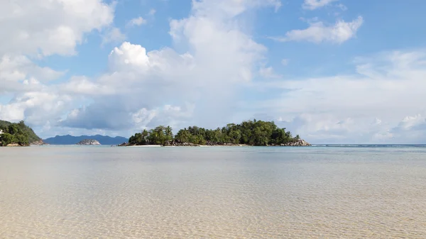 Isla en el océano — Foto de Stock