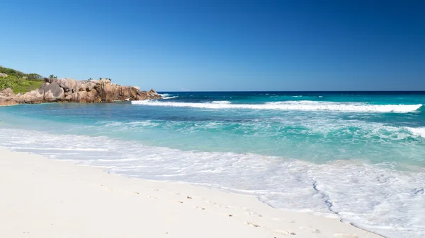 Human footprints on the white sand — Stock Photo, Image