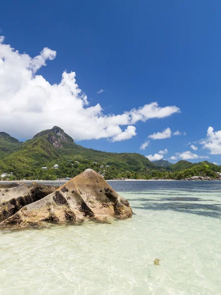 Büyük taşlar ile deniz manzarası — Stok fotoğraf