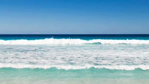 Blaue Welle mit weißem Schaum — Stockfoto