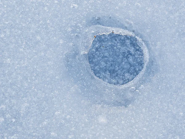 孔的融化的冰 — 图库照片