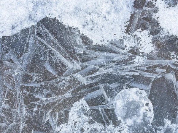 Gölde eriyen buz — Stok fotoğraf
