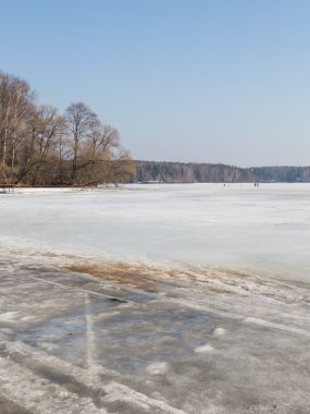 Baharın başlarında göl