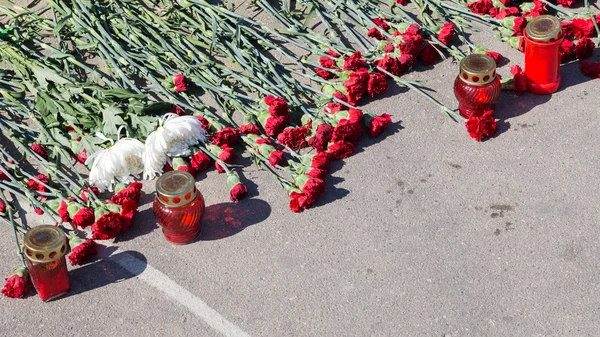 Żałoby i kwiaty na chodniku — Zdjęcie stockowe