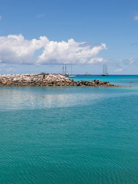 Pier gemaakt van natuurlijke steen — Stockfoto