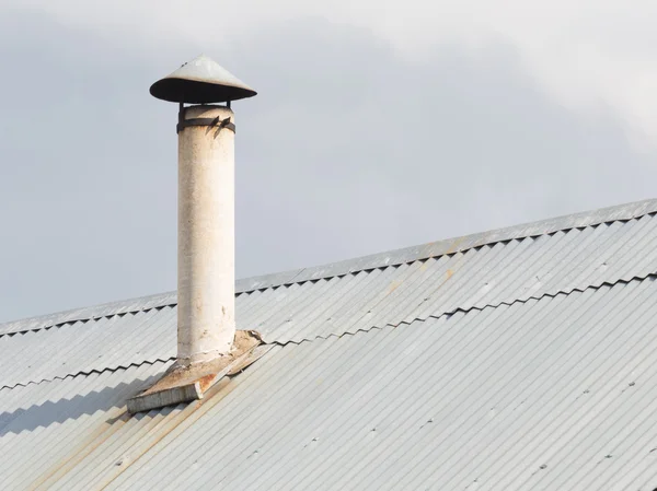 Tubo barato no telhado — Fotografia de Stock