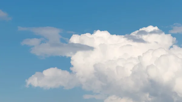 Nubes cúmulos en el cielo azul —  Fotos de Stock