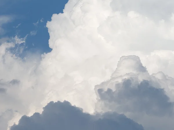 Nubes de cúmulos esponjosas —  Fotos de Stock