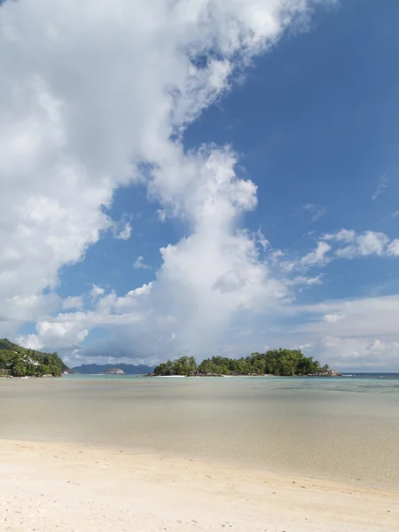 Paysage marin vertical avec îles tropicales — Photo