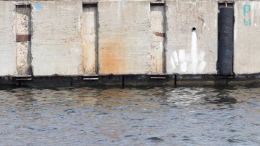 Eski Rıhtımlar üzerinde beton duvar