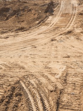 kum üzerinde tekerlek izleri