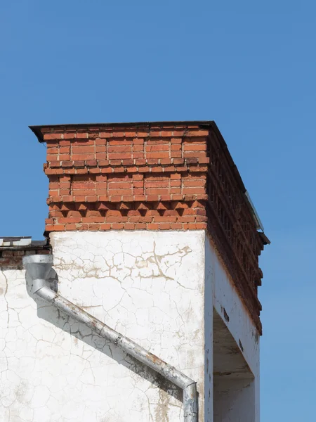 Chaminé de tijolo e sarjeta — Fotografia de Stock